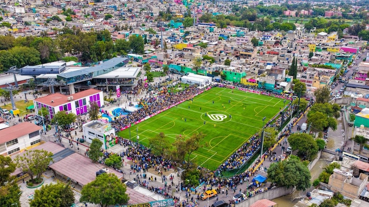 Vecinos de Cuautepec estrenaron las áreas infantiles y canchas renovadas del complejo deportivo.