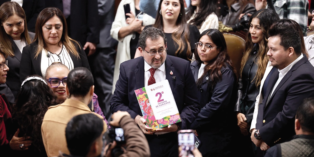 César Cravioto al llegar al Congreso capitalino, ayer, para entregar el 2.° Informe.