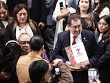 César Cravioto al llegar al Congreso capitalino, ayer, para entregar el 2.° Informe.