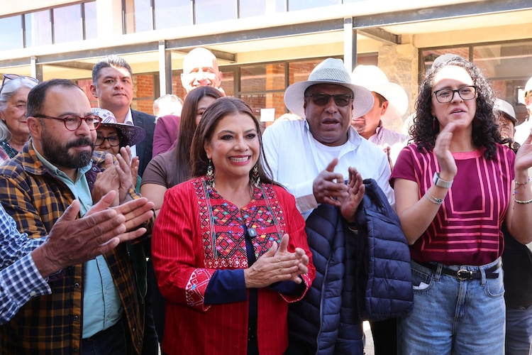 Al centro, la Jefa de Gobierno, Clara Brugada.