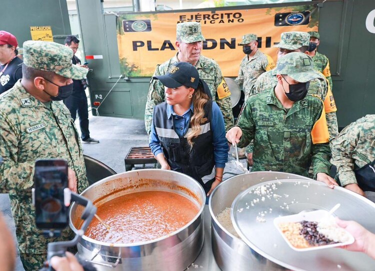 Diariamente se reparten más de 2 mil 500 raciones de comida en el albergue en Expo Mundo Imperial.