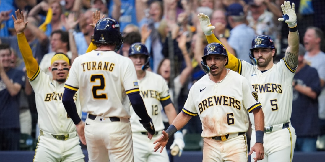 Brice Turang y sus compañeros celebran durante el compromiso.