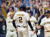 Brice Turang y sus compañeros celebran durante el compromiso.