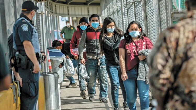 Mexicanos deportados de Estados Unidos, en fotografía de archivo.
