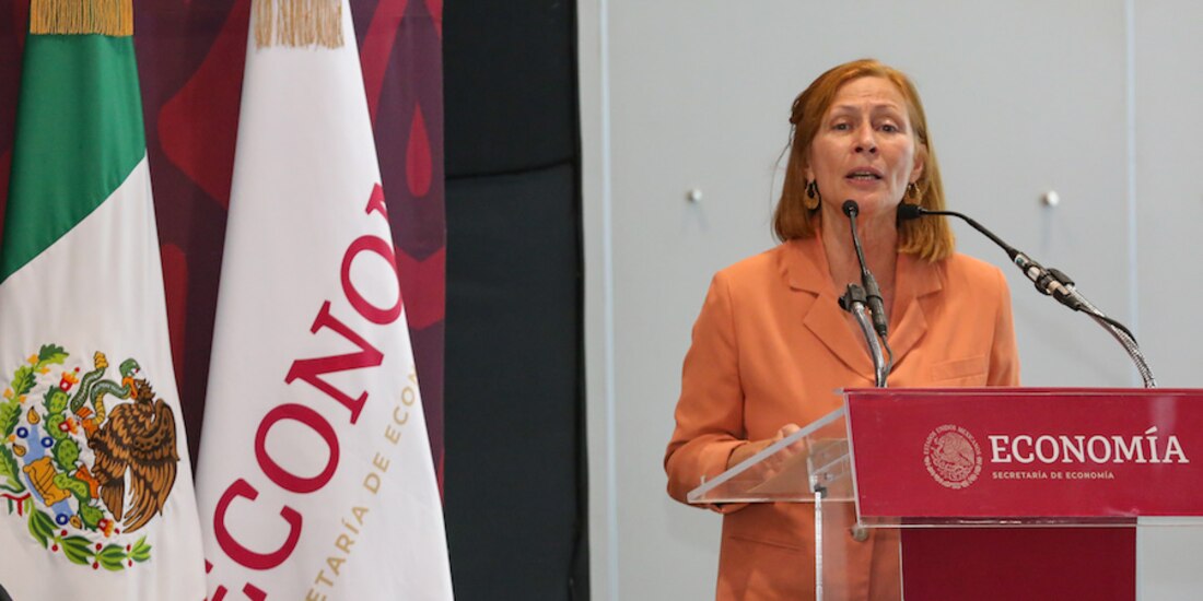 Tatiana Clouthier, secretaria de Economía, leyó una carta en la conferencia de AMLO para anunciar su renuncia.