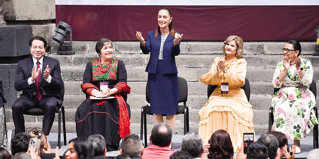La Presidenta, Claudia Sheinbaum (c.), con Mario Delgado, María Estela Mejía (izq.), María de los Ángeles Flores (der.) y Rosa Icela Rodríguez (der.), ayer.