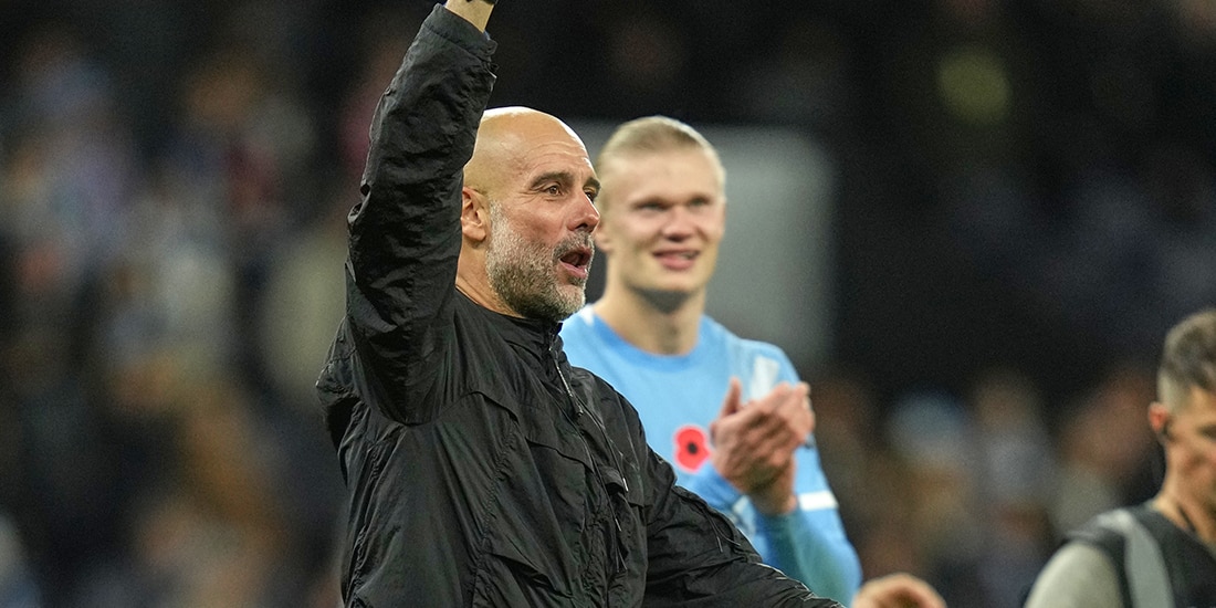 Pep Guardiola celebra el triunfo del Manchester City con Erling Haaland, ayer.