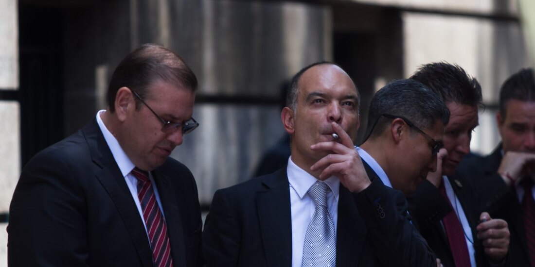Luis Serna, al centro con un cigarro, fue secretario particular del Jefe de Gobierno, Miguel Ángel Mancera, entre 2013 y 2018.