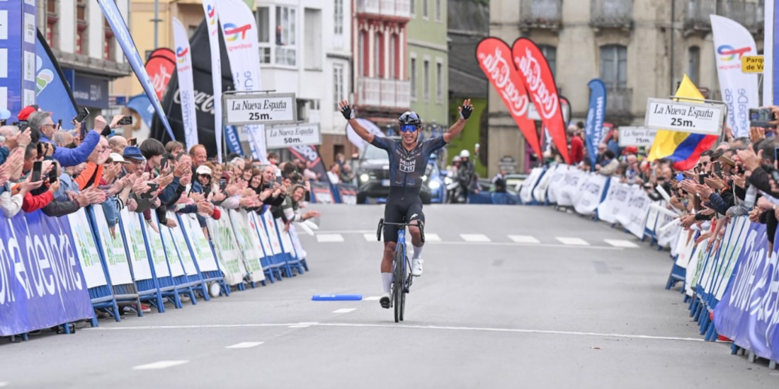 Édgar Cadena celebrando su victoria en la tercera etapa de la Vuelta a Asturias.