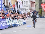 Édgar Cadena celebrando su victoria en la tercera etapa de la Vuelta a Asturias.