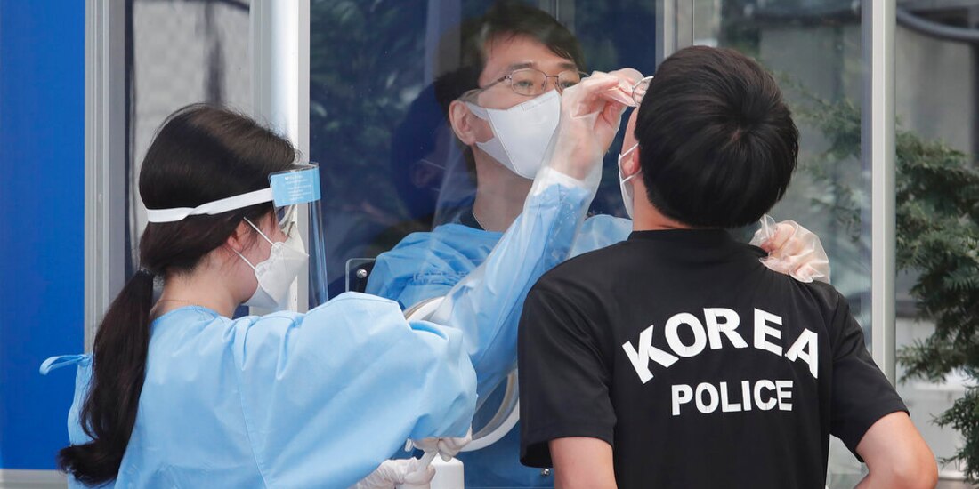 Un joven se somete a la prueba de detección de coronavirus.