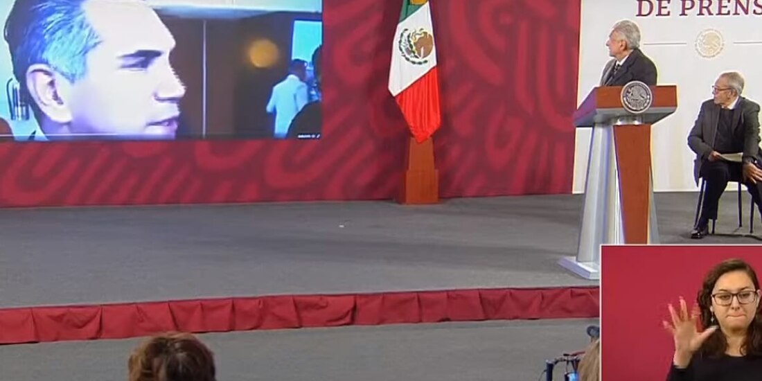 AMLO proyectó el video de Alejandro Moreno en la mañanera.