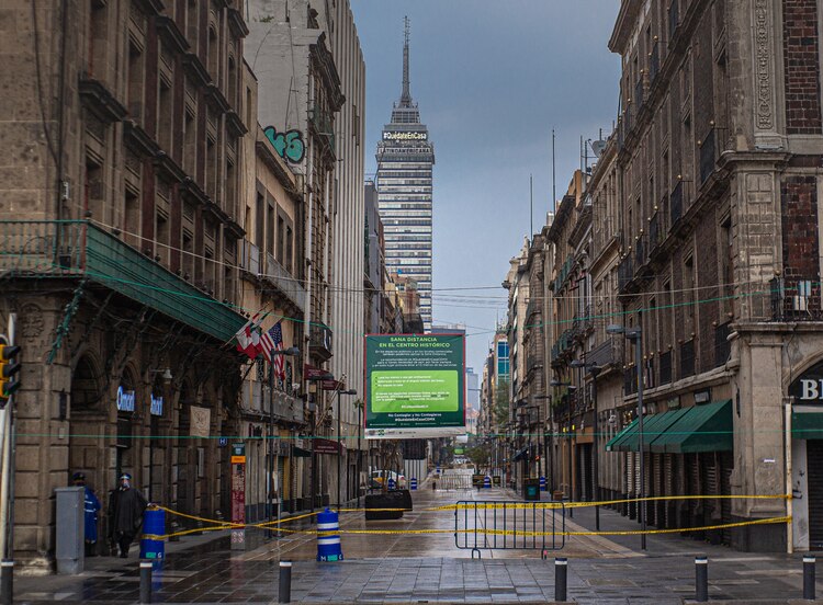 La calle Madero cerrada al paso peatonal.