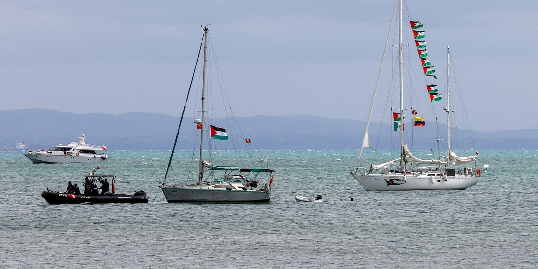 Barcos con banderas palestinas y de otros países, que formaban parte de la Flotilla Global Sumud.