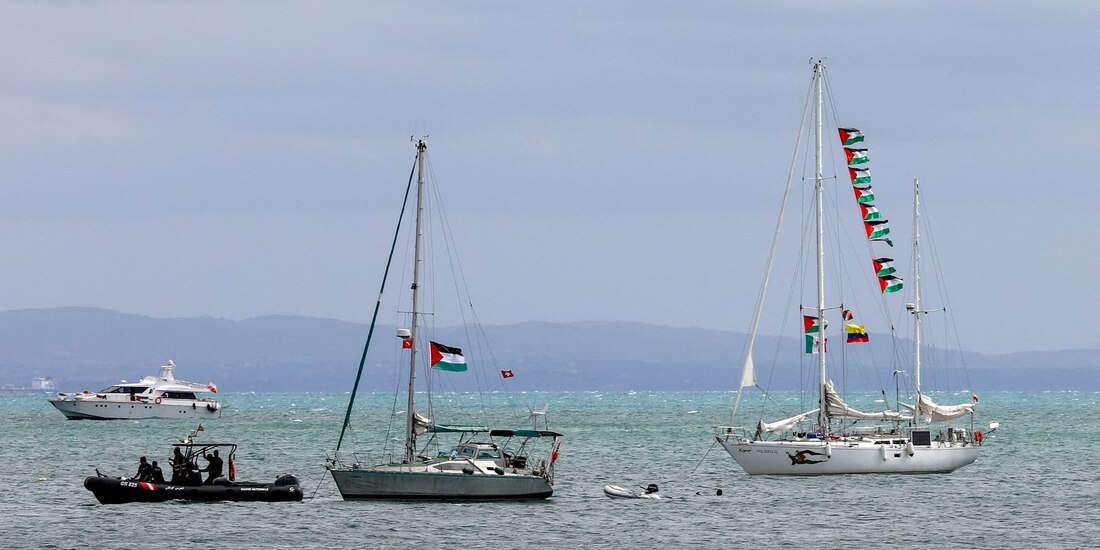 Barcos con banderas palestinas y de otros países, que forman parte de la Flotilla Global Sumud.