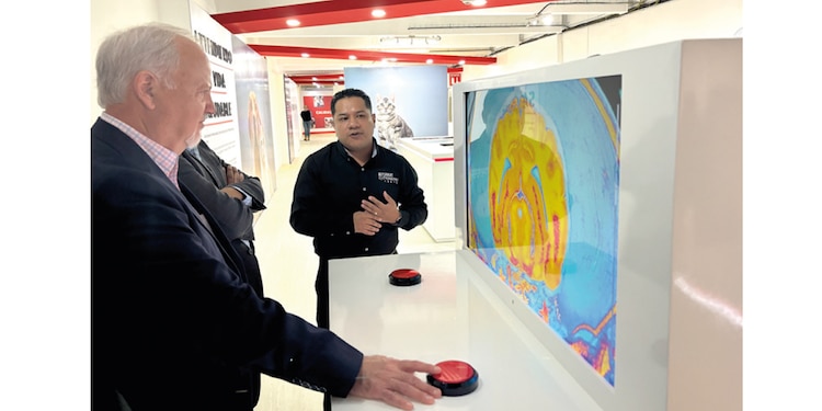 Visitantes interactúan en el Purina® Experience Center.