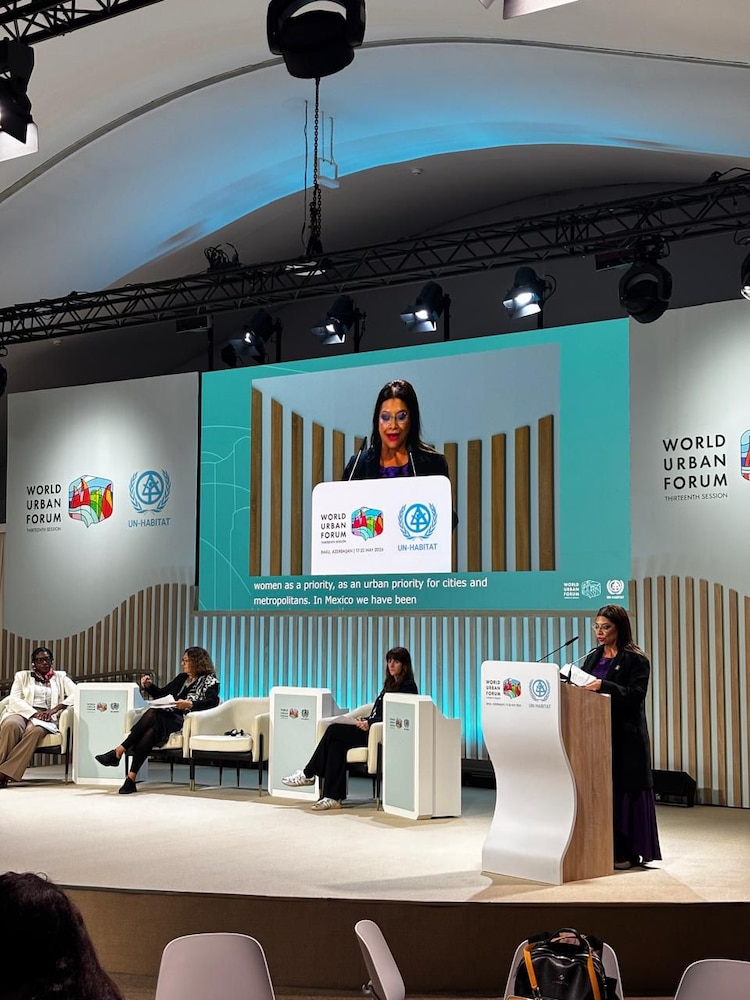 Durante la Asamblea de Mujeres del WUF13, la mandataria capitalina urgió a crear espacios públicos seguros y visibilizar el trabajo del hogar.