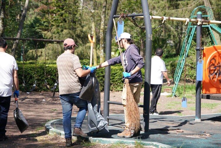 Trabajo comunitario sustituye multas económicas por faltas como exceso de velocidad.