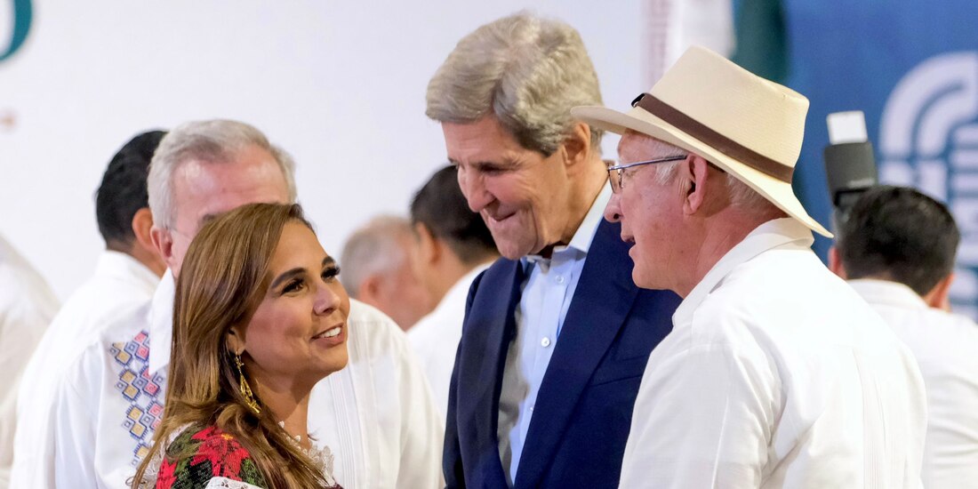 Mara Lezama estrecha la mano de John Kerry, frente a Ken Salazar.