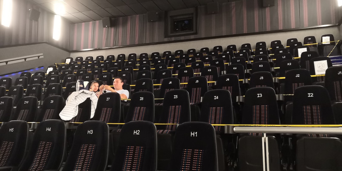 En su primer día las salas lucieron casi vacías, en agosto pasado. En la imagen una pareja en Cinépolis Universidad.