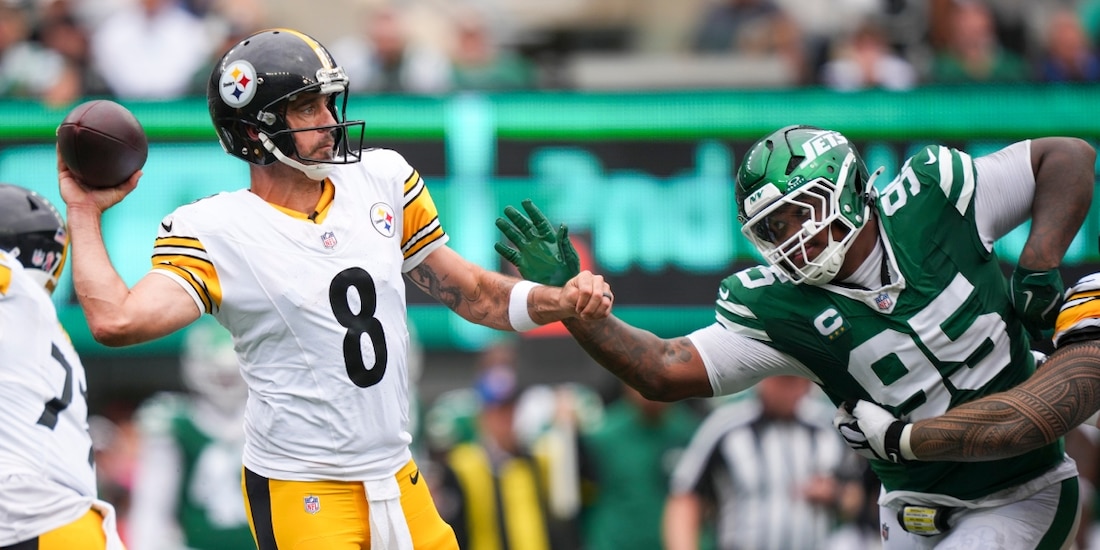 Aaron Rodgers en su primer juego con los Steelers, ante su exequipo, los Jets en la Semana 1 de la NFL