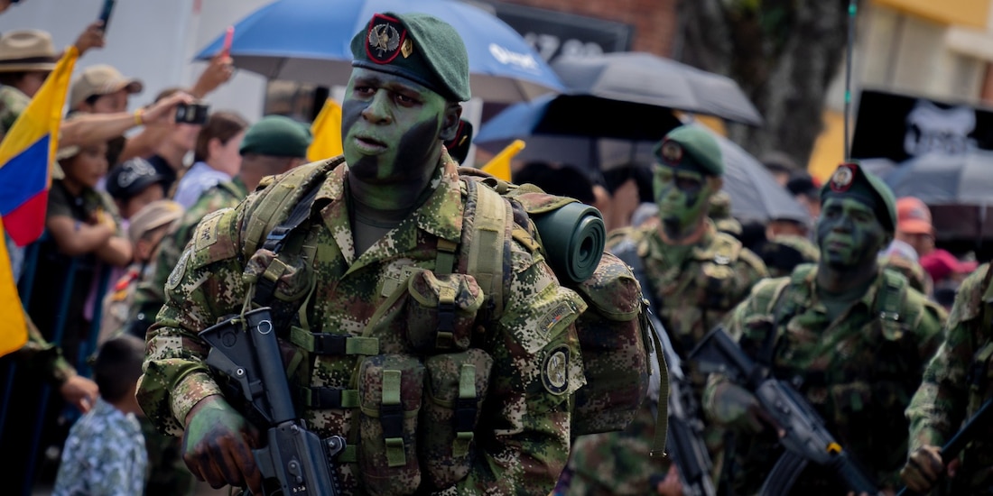 Soldados participan en un desfile conmemorativo en Colombia.