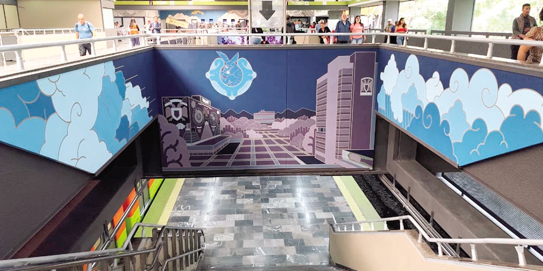 PASAJAEROS usan la estación Universidad, ayer, la cual tiene nuevos murales.