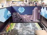 PASAJAEROS usan la estación Universidad, ayer, la cual tiene nuevos murales.
