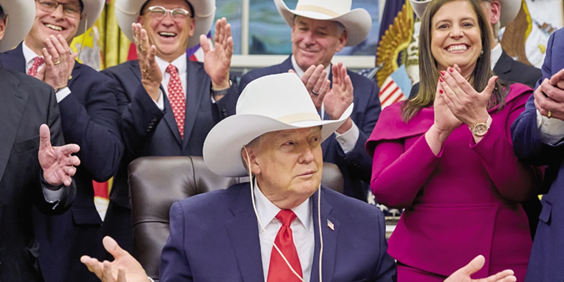El presidente Trump con el equipo de hockey de EU de 1980, ayer.
