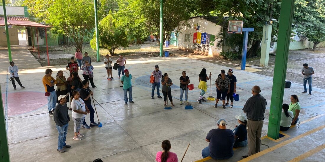 Padres y madres de familia participan en las jornadas de limpieza en escuelas.