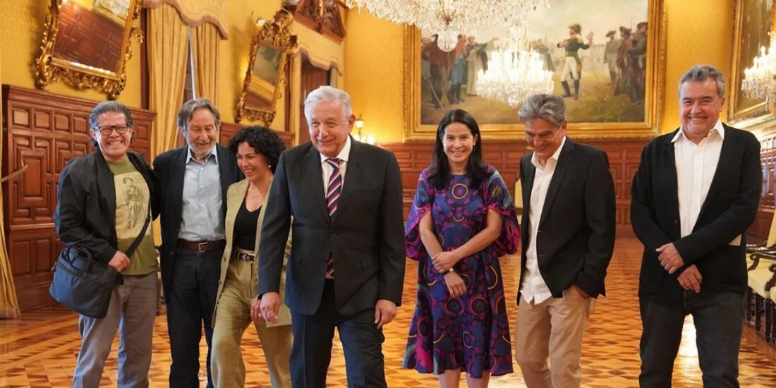 El Presidente Andrés Manuel López Obrador (AMLO) durante su reunión con acotres y actrices en Palacio Nacional.