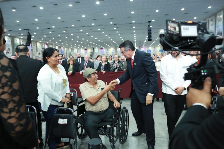 Gobernador Américo Villarreal saluda a ciudadanos presentes en su informe de gobierno.