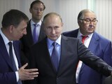 Vladimir Putin, presidente de Rusia, al centro; el empresario Alisher Usmanov, a la derecha.