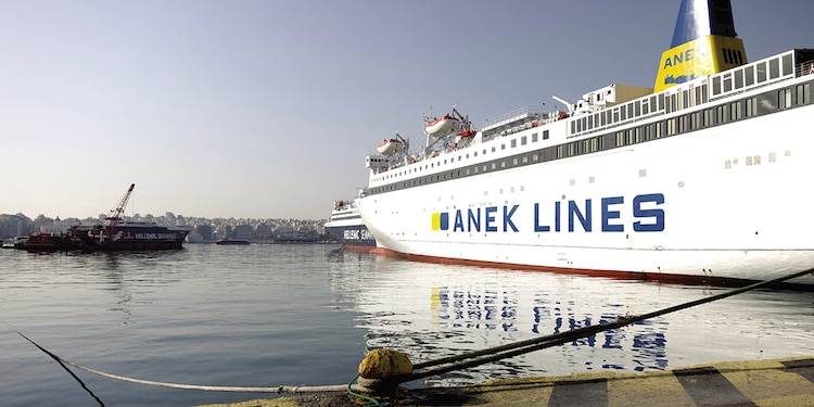 Barcos atracados en Grecia por cierre en Estrecho de Ormuz, ayer.