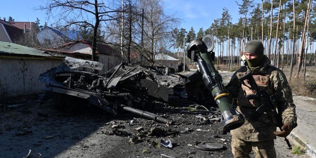 Viktor, soldado ucraniano que destruyó un tanque ruso, posa junto a su Arma Antitanque Ligera de Próxima Generación.