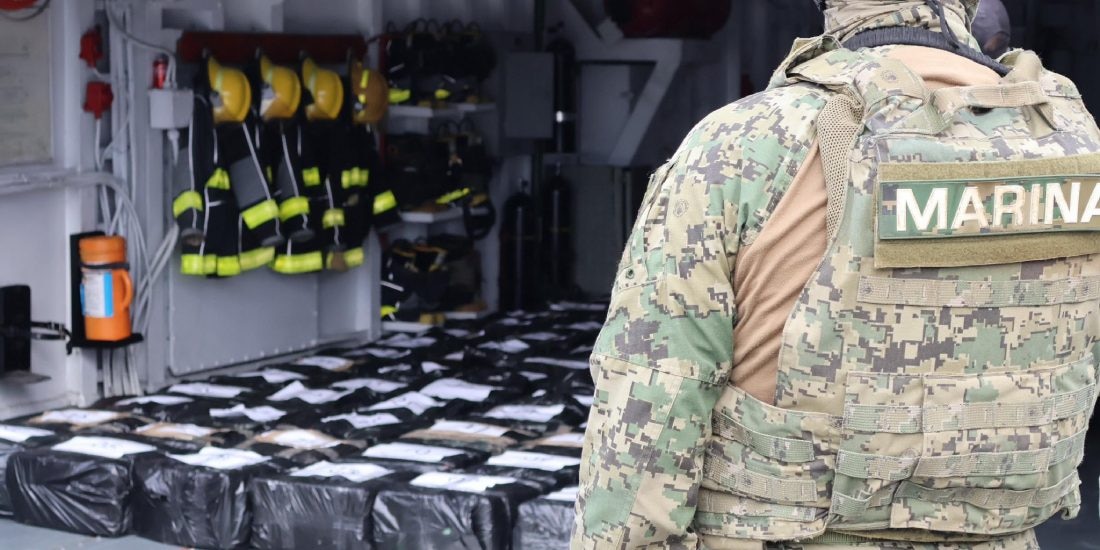 Ronald Johnson destaca colaboración de México y EU tras aseguramiento de 188 bultos de droga en Colima.