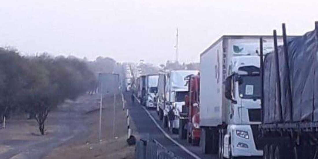 Tráileres en fila, varados tras la carambola en la carretera 57, en Guanajuato