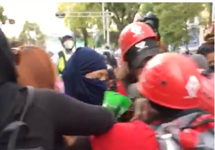 Dos mujeres que participaban en la marcha se confrontaron.