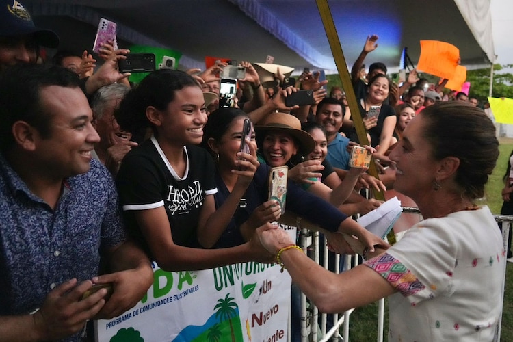La Presidenta Claudia Sheinbaum saluda a una joven durante su visita a Guerrero.