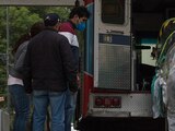 Paramédicos trasladan a un paciente en cápsula del área de urgencias Covid-19 del Hospital de los Venados IMSS a otro nosocomio.