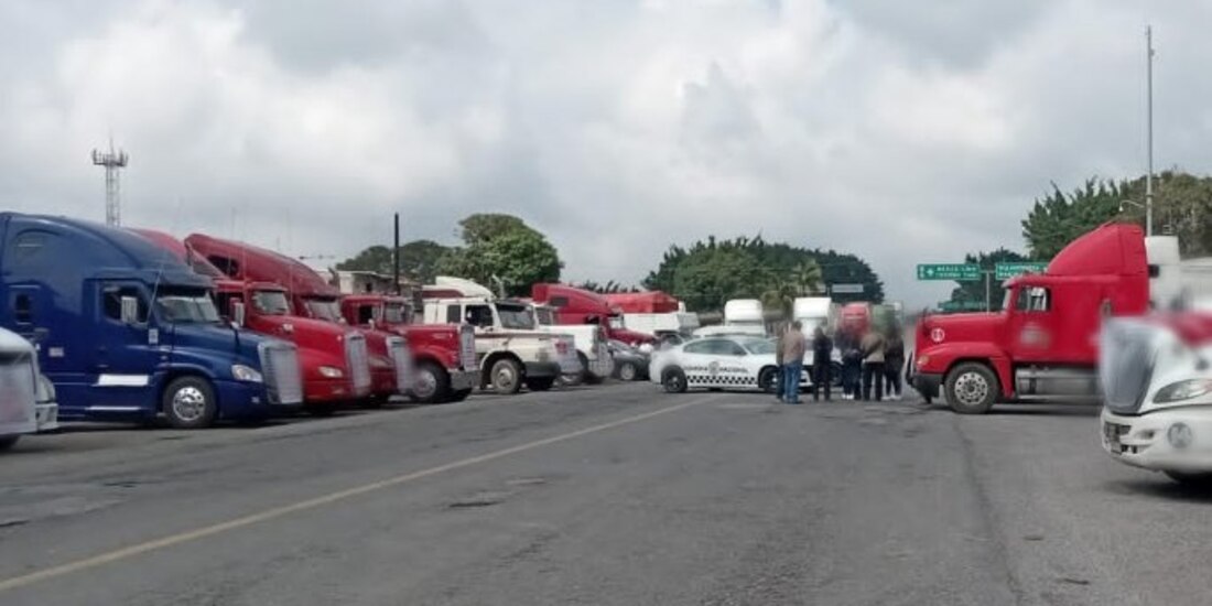 Sigue bloqueo en carreteras federales.