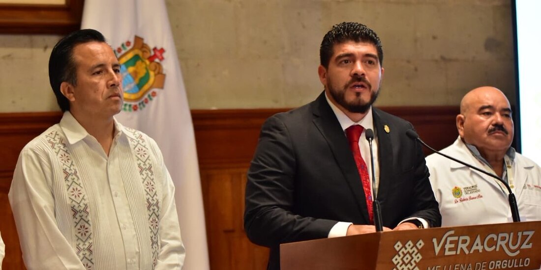El secretario de Educación de Veracruz, Zenyazen Escobar (der.), con el gobernador Cuitláhuac García, en una imagen de archivo