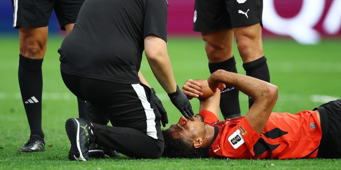 Hossam Abdelmaguid salió del campo por un duro golpe.