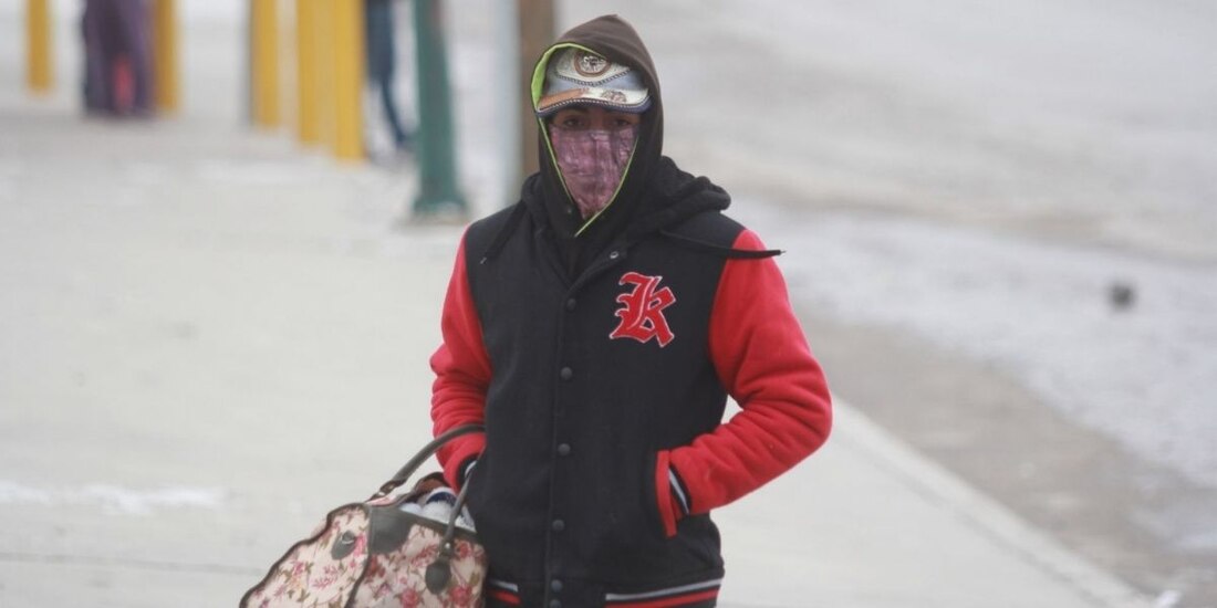 Una persona se abriga ante las bajas temperaturas en la CDMX.