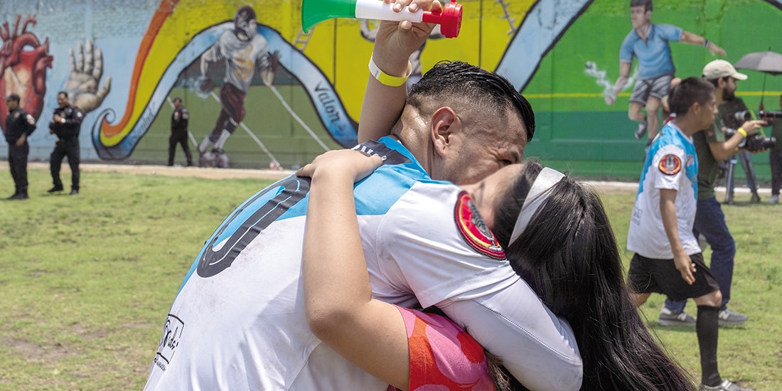 Un jugador abraza a una joven luego de finalizar la final de futbol, ayer.