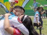 Un jugador abraza a una joven luego de finalizar la final de futbol, ayer.