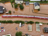 Un tren regional se encuentra en las aguas de la inundación en la estación local en Kordel, Alemania.