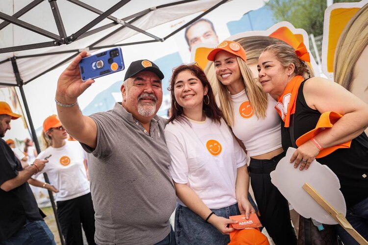Realiza pegoteo en Av Garza Sada y Lázaro Cárdenas.