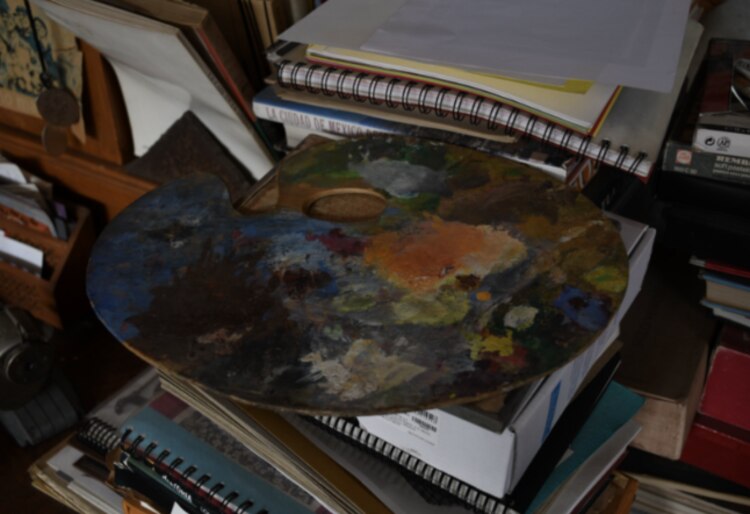 En la intimidad │ En los cuadros de Arturo Estrada que están en su estudio, así como objetos y elementos personales, se visibiliza el estilo pictórico del artista.