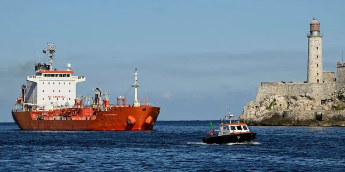 México busca la manera de enviar petróleo a Cuba sin ser afectado por aranceles, afirma Reuters.